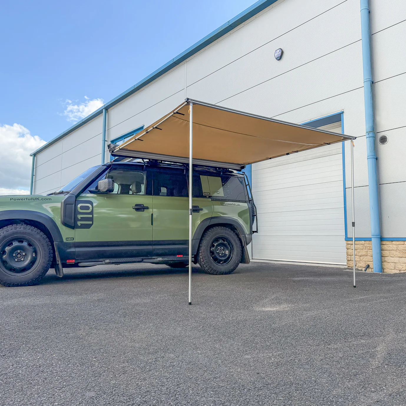 defender-110-side-awning-extended_bbe250c7-5128-4f01-8759-f9cf920ab80d